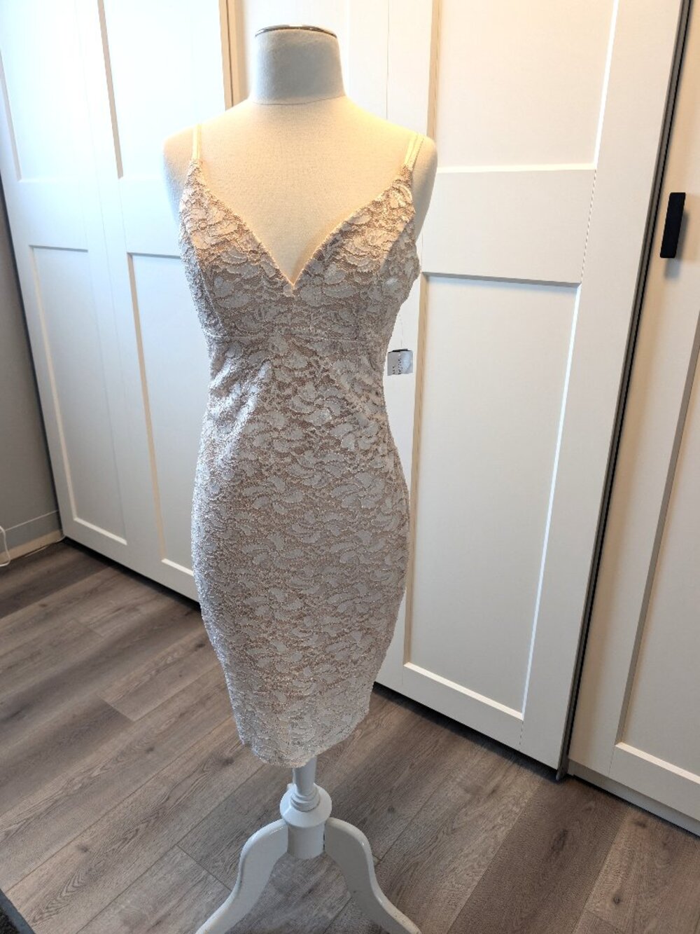 BNWT White Lace fitted midi dress - Size M